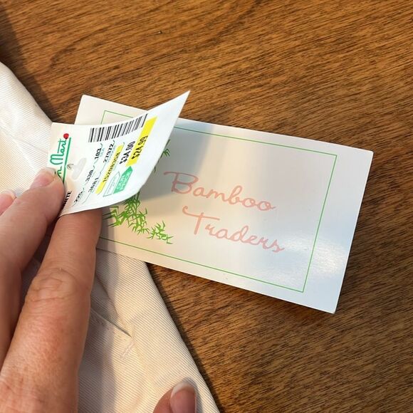 NWT Bamboo Traders White Shorts with Flip Flop Accents - Picture 2 of 9